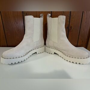 New Vince Camuto Meendey Studded
Chelsea Boot -beige size 11M/43